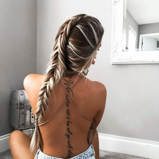 Palavras só poderiam tornar-se grandes tatuagens.