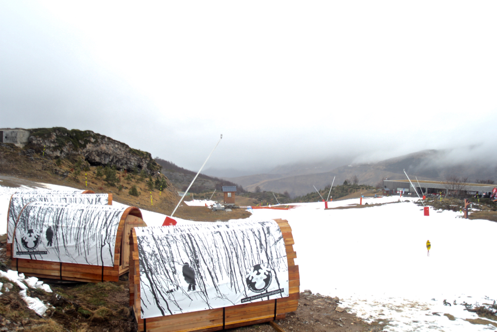 BLOG-MODE-HOMME_voayge-insolite-béarn-pyrénées-neige-sport-hiver-aventure-nordique-bain-bath-nuit-belle-étoile-snowpod-raquettes-chalet