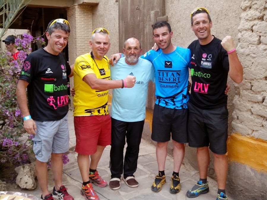 Titanes-al-final-de-una-jornada-en-MTB-en-la-Titan-Desert