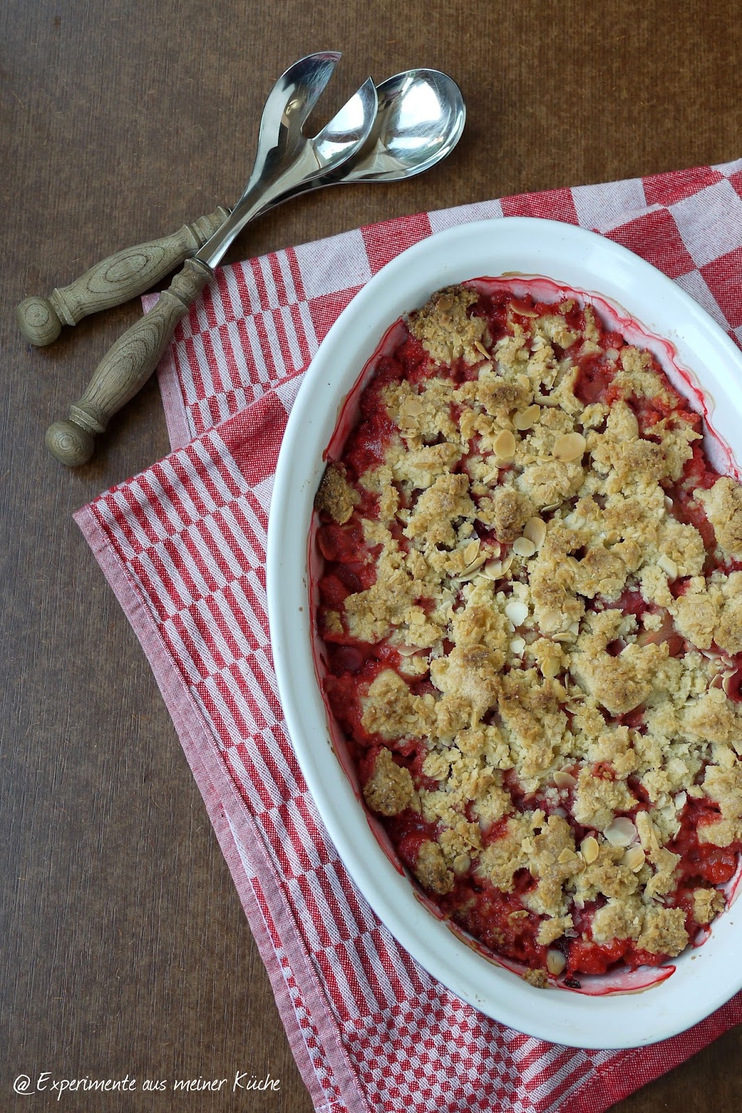 Experimente aus meiner Küche: Erdbeer-Rhabarber-Crumble mit Mandeln