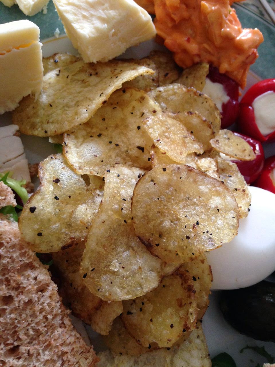 FOODSTUFF FINDS Lime and Black Pepper Crisps (KettleChipsUK