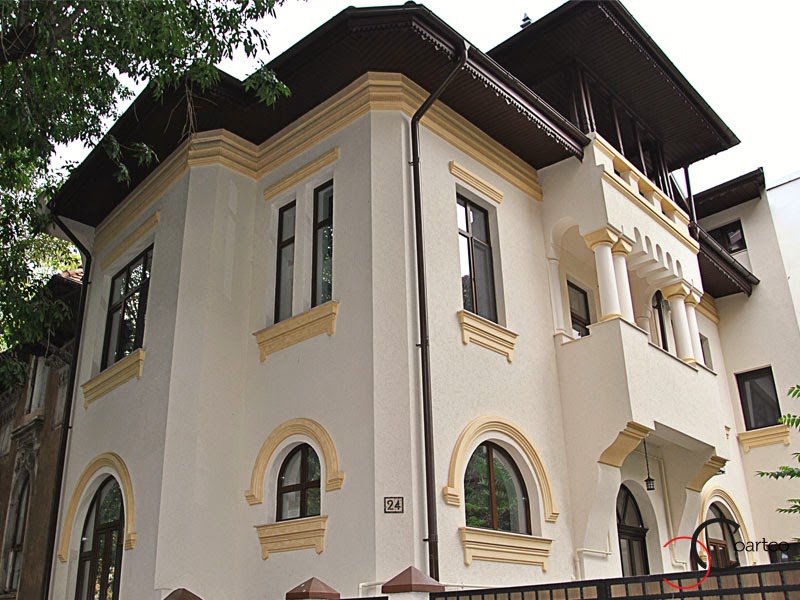 fatada casa reabilitata in stil neo-romanesc cu profile decorative din polistiren , arcada, cornisa