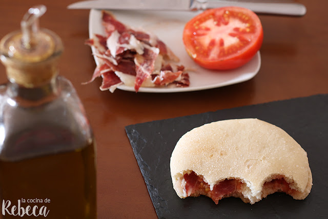 Pan mollete con aceite de oliva, tomate y jamón Pan mollete con aceite de oliva, tomate y jamón