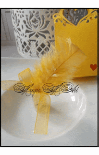 Сватбено подаръче в жълто с панделка и перо