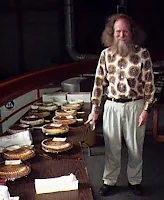 Larry Shaw, penyelenggara pertama peringatan Hari Pi di Exploratorium, San Francisco