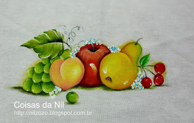 uvas verde-pessego-maça-pera e cerejas pintadas em tecido