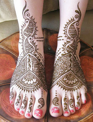Geometric Design On Bride’s Feet