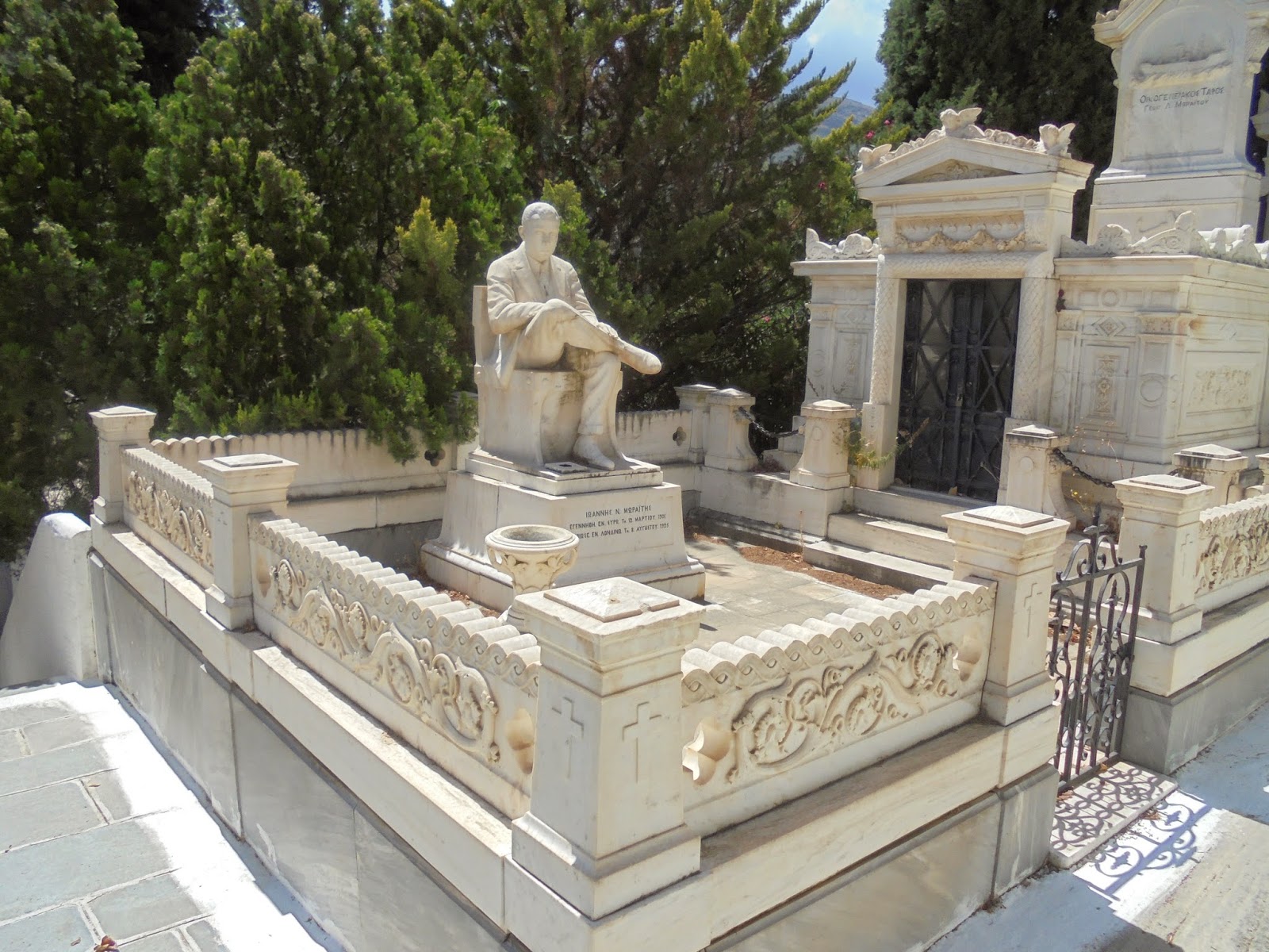 το ταφικό μνημείο του Ιωάννη Μωραΐτη στο νεκροταφείο της Άνδρου