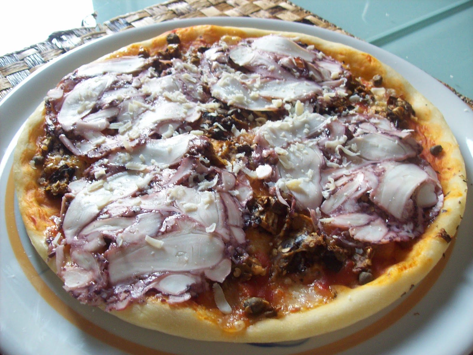 Gustorie Pizza carpaccio di polpo, pesto di melanzane, capperi e