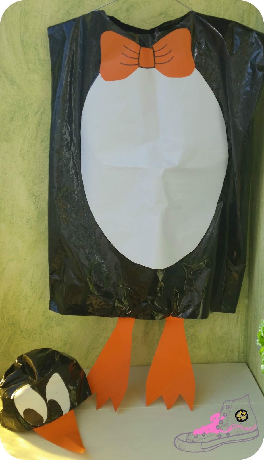 pegar triángulo tipo Disfraz diy con bolsas de basura de Pingüino | Patypeando: Un blog Muy DIY