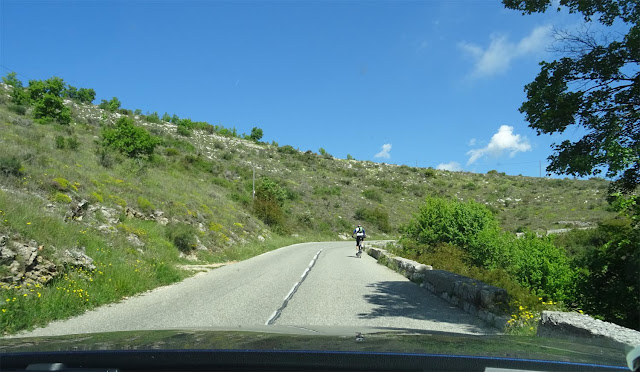 Radfahrer auf dem Weg zum Bergpass Col de Vence, Strasse, Berghügel, Rennradfahrer