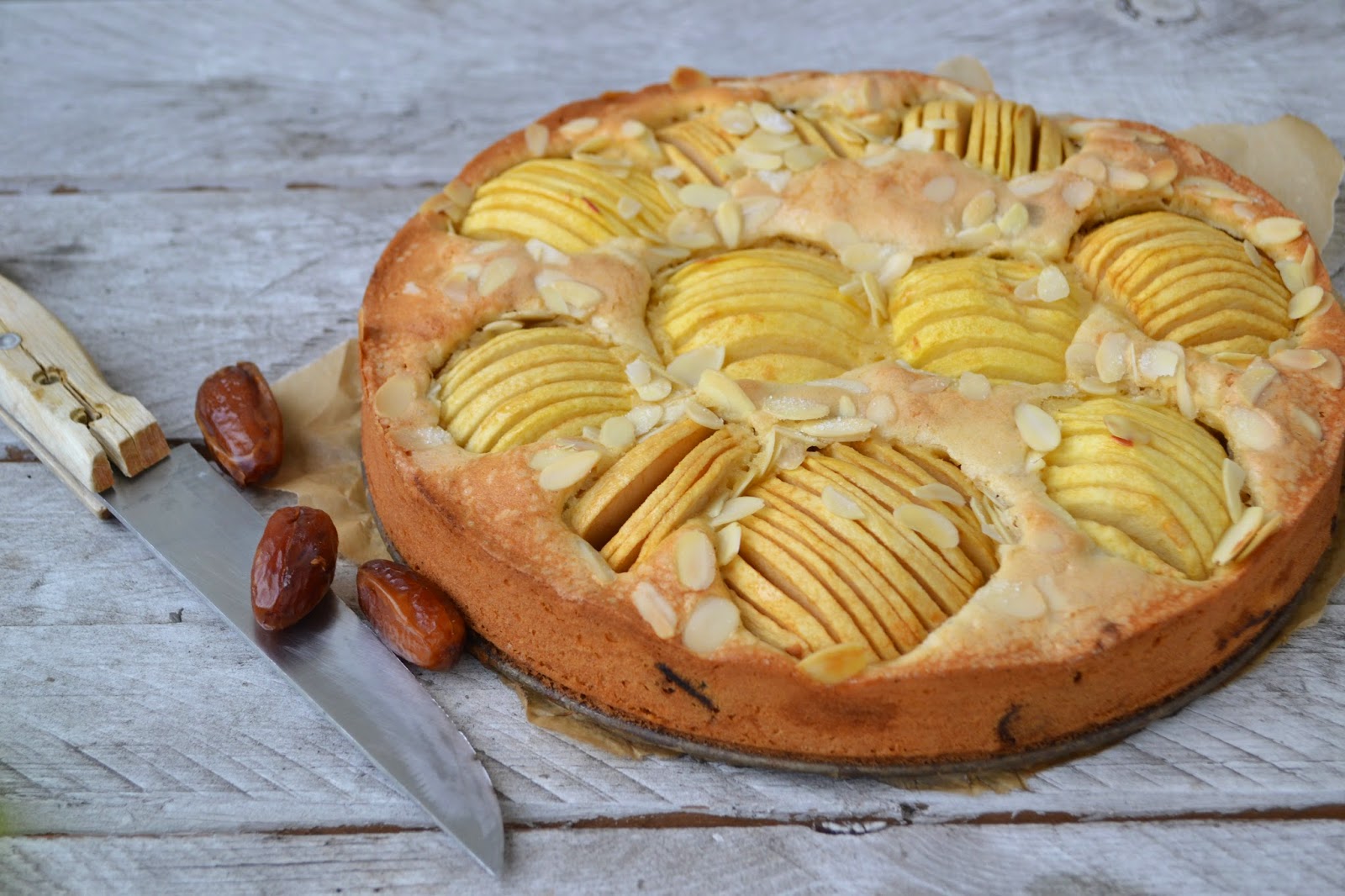 Klassischer Apfelkuchen mit Datteln und Ahornsirup - The Recipe Suitcase