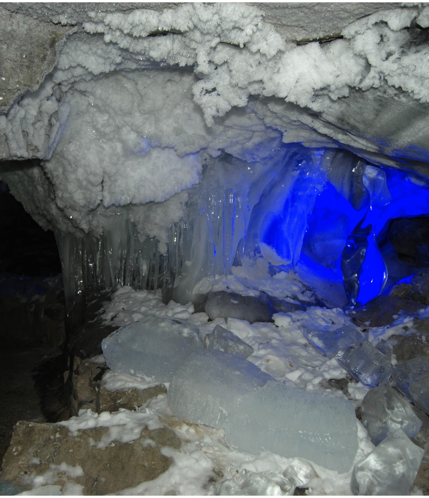 Ледяная пещера в ресторане. Кунгурская пещера уральские горы. Антарктида (материк) айсберги. Ледяные пещеры ледника ватнайёкюдль исландия. Подледниковое озеро восток.