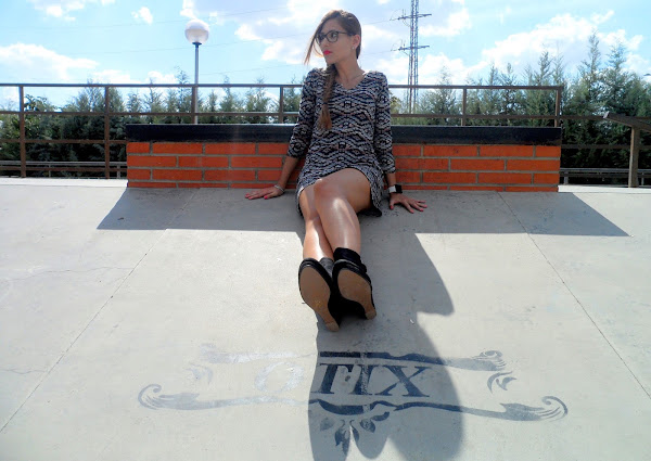 Vestido etnico y botines de ante negros