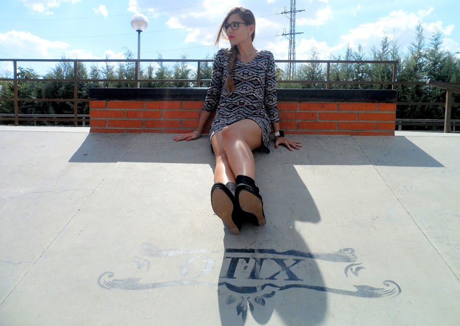 Vestido etnico y botines de ante negros