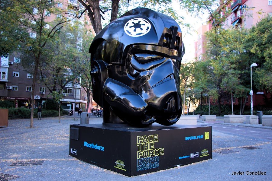 Exposición de 8 cascos en las calles de Madrid. Exhibition 8 helmets in Madrid streets