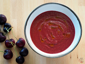 Sopa fría de verano con la base del tradicional gazpacho (tomate maduro, pimiento verde, pepino, cebolleta y ajo) y cerezas.