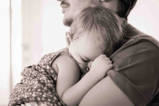 bebe en brazos de padre bebe durmiendo en brazos