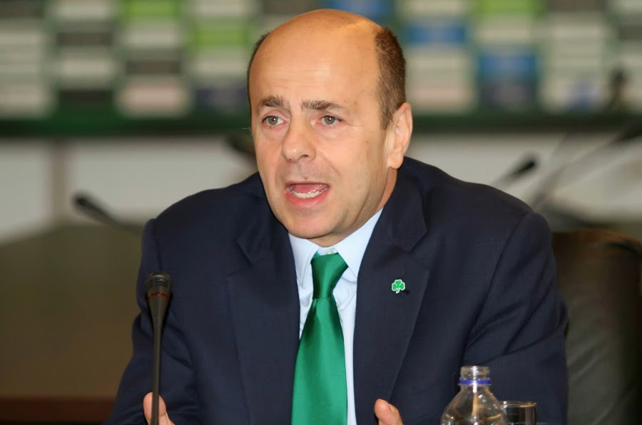 Τον ρίχνει στα... βαθιά