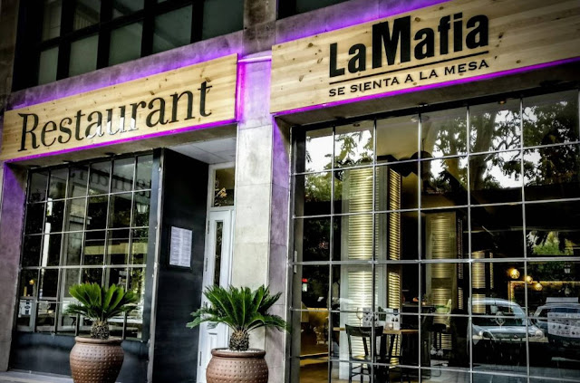 La Mafia se sienta a la mesa adlı Restoranın görünümü