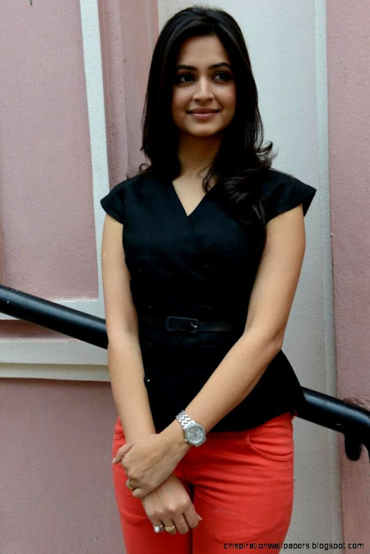 Kriti Kharbanda Glamour Photo Still At Ongole Githa Press Meet