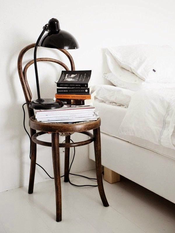 Una silla como mesita de noche