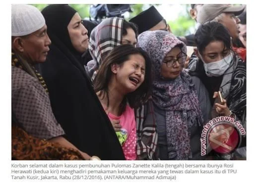 Korban selamat dalam kasus pembunuhan Pulomas Zanette Kalila (tengah) bersama Ibunya Rosi Herawati (kedua kiri) menghadiri pemakaman keluarga mereka yang tewas dalam kasus itu di TPU Tanah Kusir, Jakarta