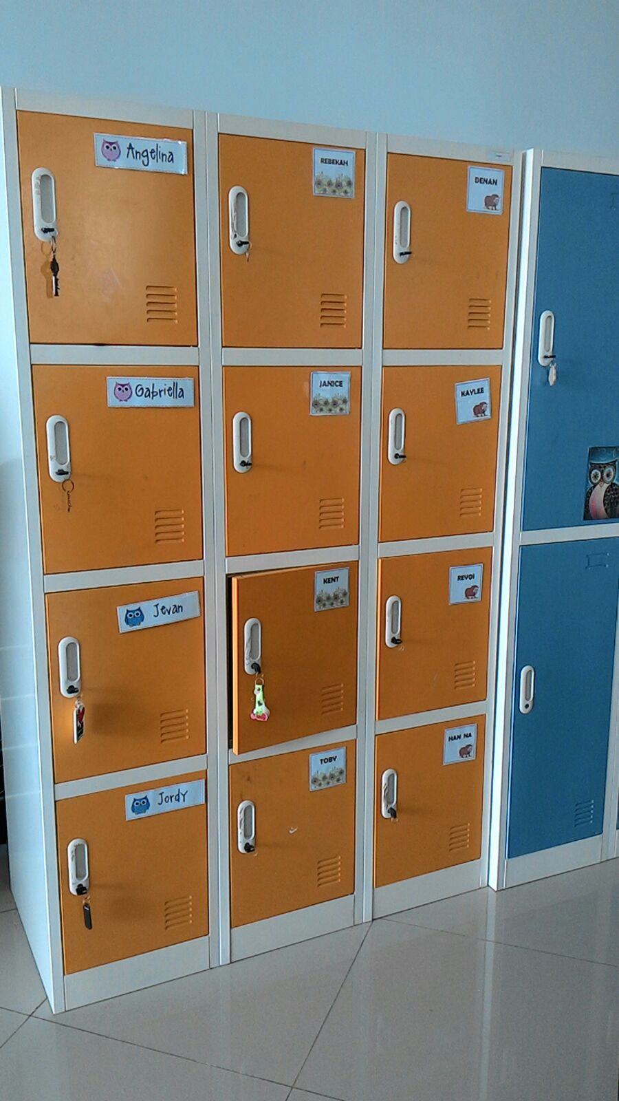 IMAGE: Loker Freelance Online untuk Mahasiswa dengan laptop dan ponsel di meja kerja