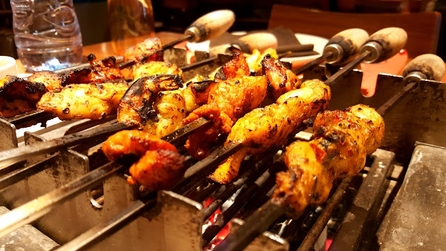 food blogger dubai live grill on table