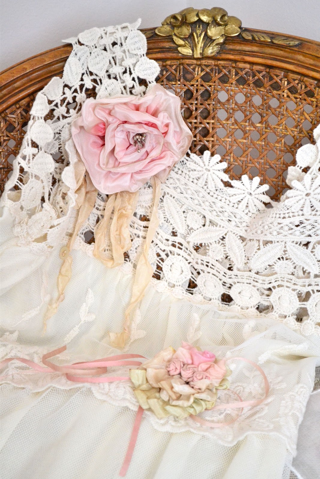Lace wears. Шебби Шик платье женское вставки вязаные крючком. Roses and Lace одежда. Белое шерстяное платье шебби Шик от Кутюр фото.