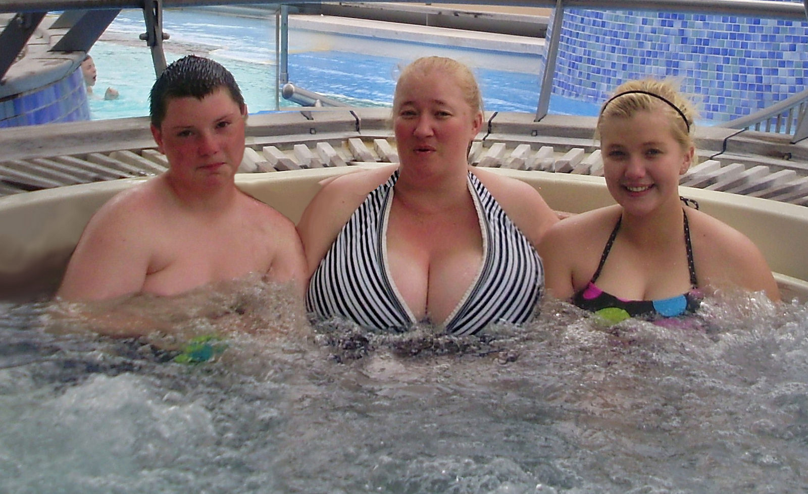Толстая мать и сын видео. Русские толстухи в ванне. Три chubby в бассейне.