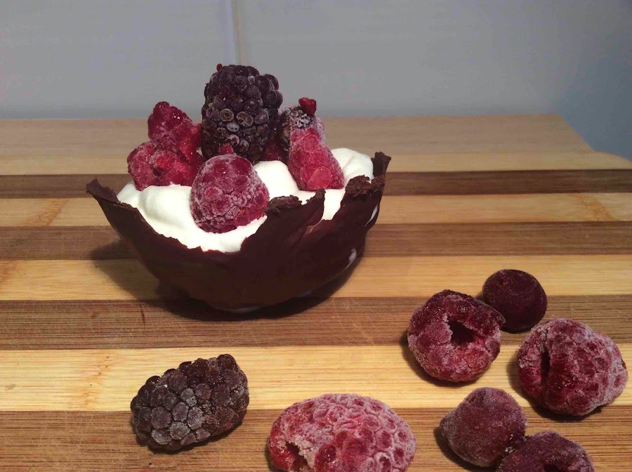 Sugerencia de presentación: Cuenco de chocolate con nata montada (crema de leche) y frutos rojos