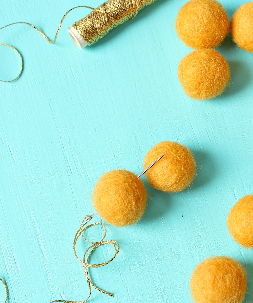 Easy DIY Felt Ball Garland Dans le Lakehouse