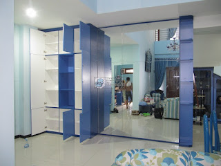 Lemari Dinding dan Cermin Dinding Besar Ruang Keluarga - Furniture Semarang