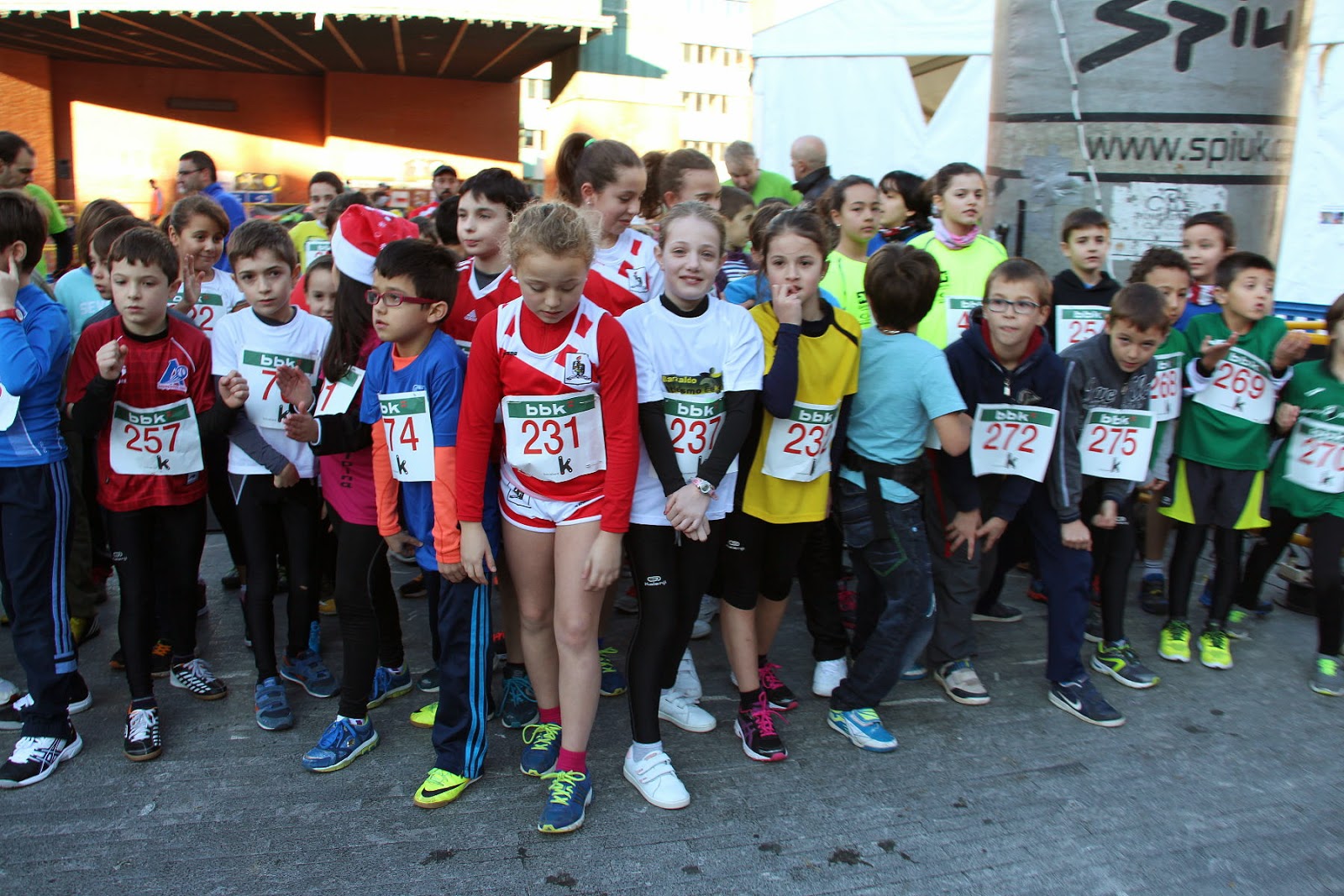 Cientos de niños se suman a la fiesta de la carrera popular San Silvestre de Barakaldo