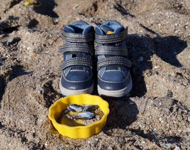 Spielen am Strand in neuen Herbst- und Winterschuhen (+ Verlosung). Hier zeige ich Euch z.B. coole Jungs-Schuhe in blau-gelb mit Klettverschluss.