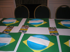 mesa enfeitada para a apresentação do Brasil
