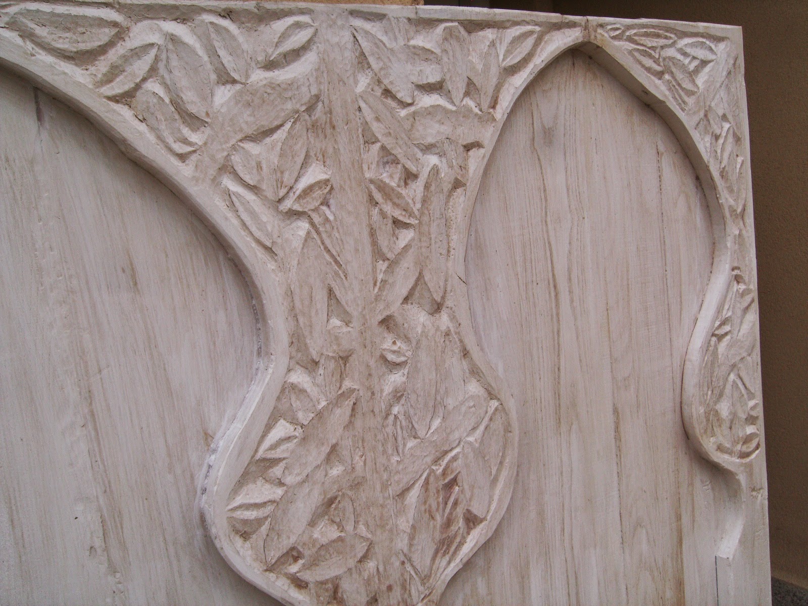 Muebles de madera para decorar en blanco