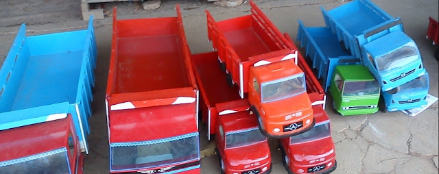 truk besar mainan-merah biru hijau