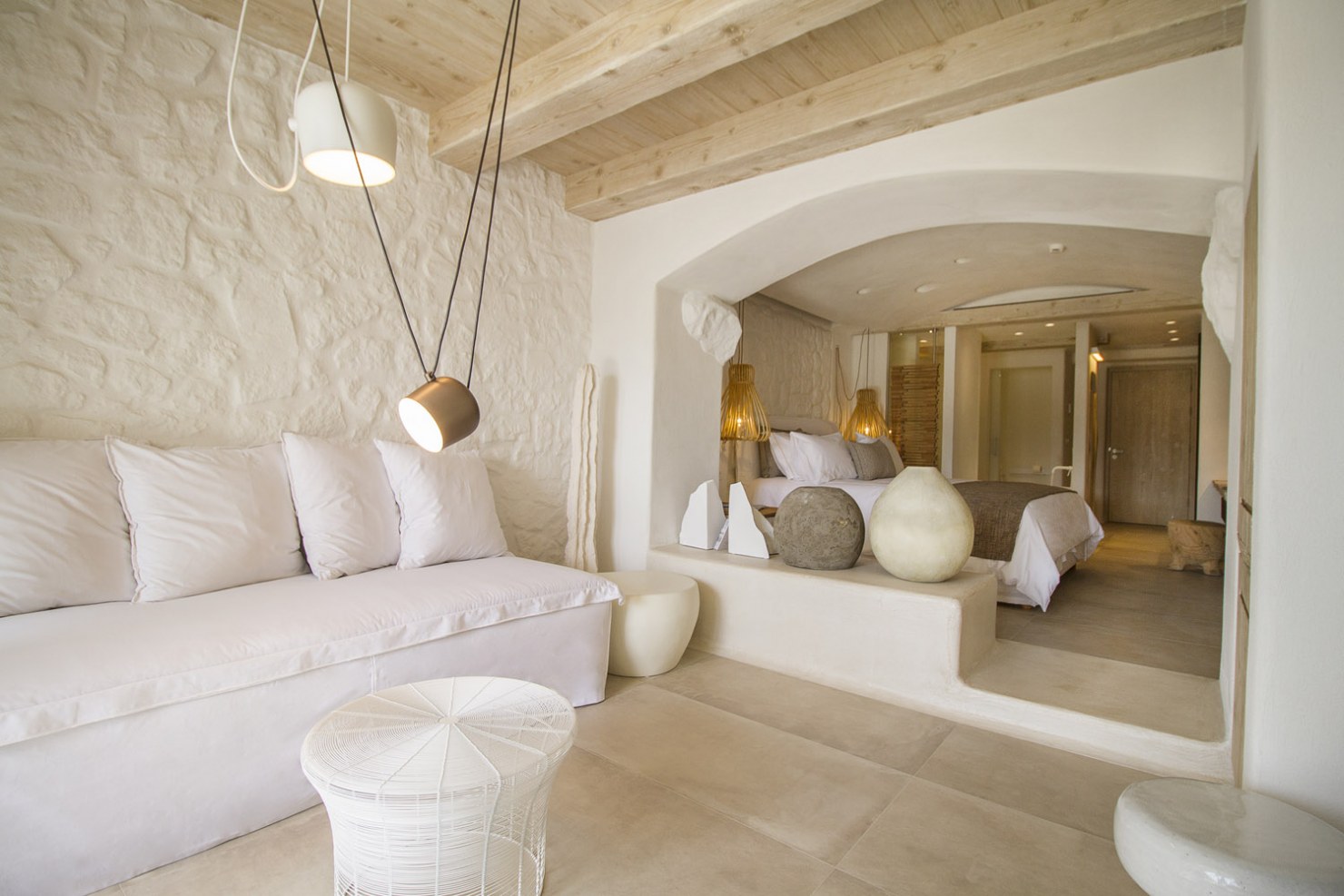 boutique hotel A boutique hotel is an intimate, non-chain hotel with a distinct personality unlike larger hotels, a boutique hotel has. boutique hotel A boutique hotel is an intimate, non-chain hotel with a distinct personality unlike larger hotels, a boutique hotel has.