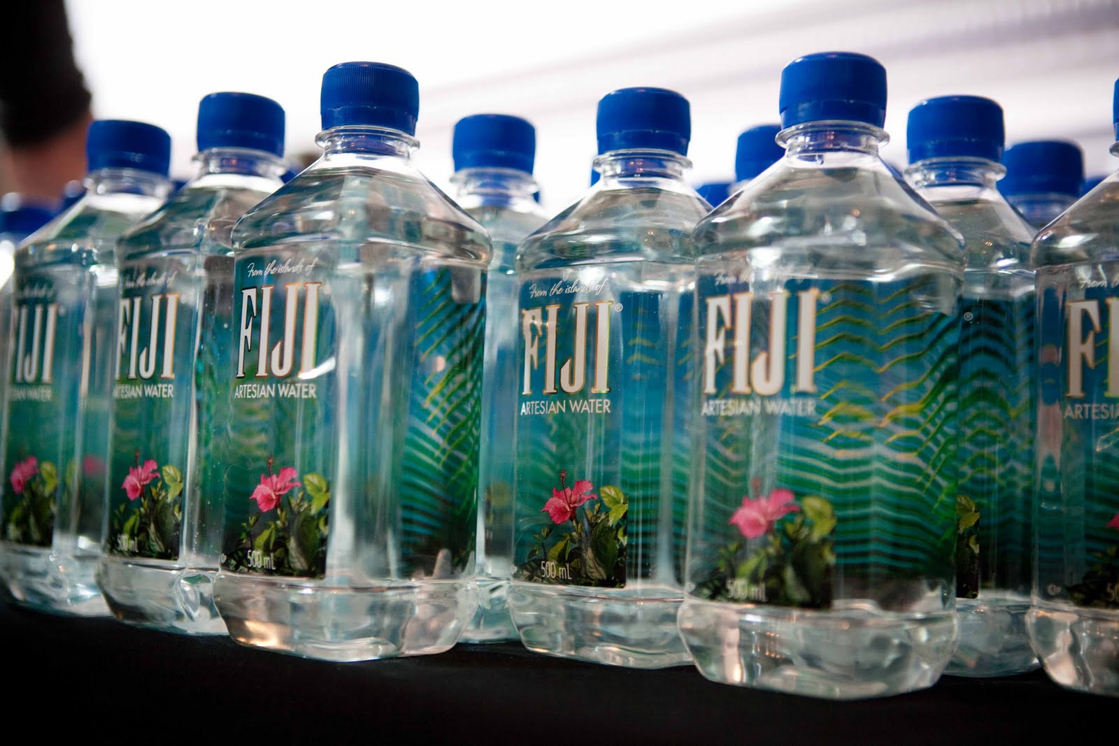 Дорогая вода в бутылках. Самая дорогая питьевая вода в бутылках. Fiji вода. Красивые бутылки для воды. Самая дорогая бутылка воды.