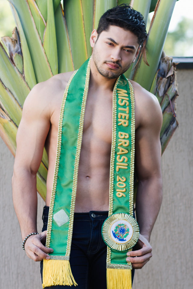 Willian Herculano, Mister Brasil 2016, posa para ensaio em piscina. Foto: Thuany Marcante