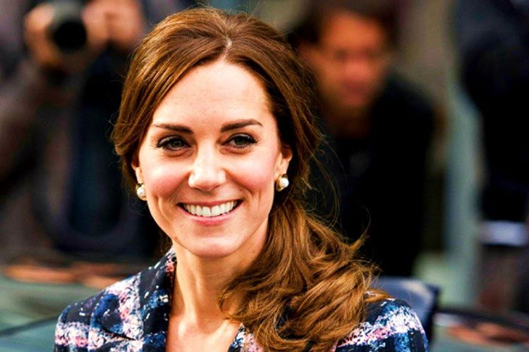 Kate Middleton çoğu fotoğrafında direkt olarak objektife bakmaz, çünkü verdiği pozun doğallığı bozulur.