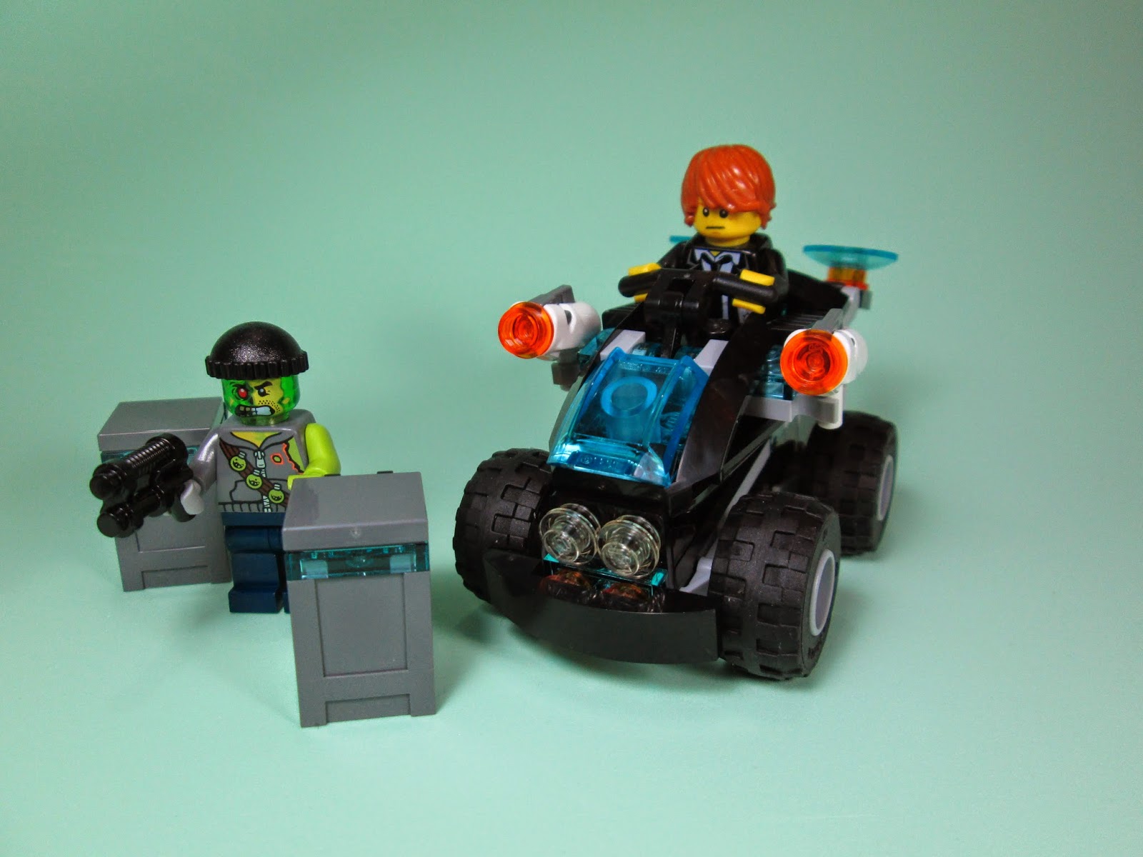 Set LEGO Ultra Agents 70160 - Ultra Agent Max Burns persegue o Ladrão Adam Acid.