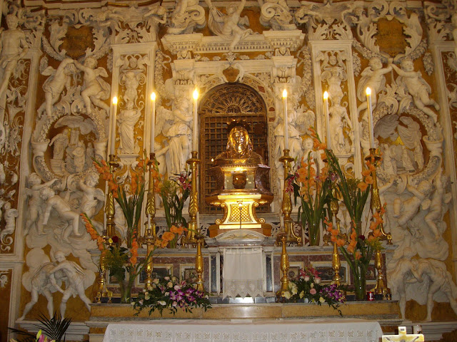 Το ιερό της Cappella Palatina με την κάρα της Αγίας Άννας.