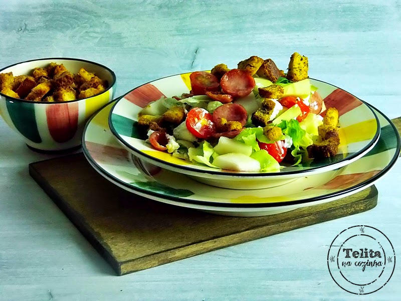 salada de alface, tomate, maçã e pêra com salsichas de churrasco