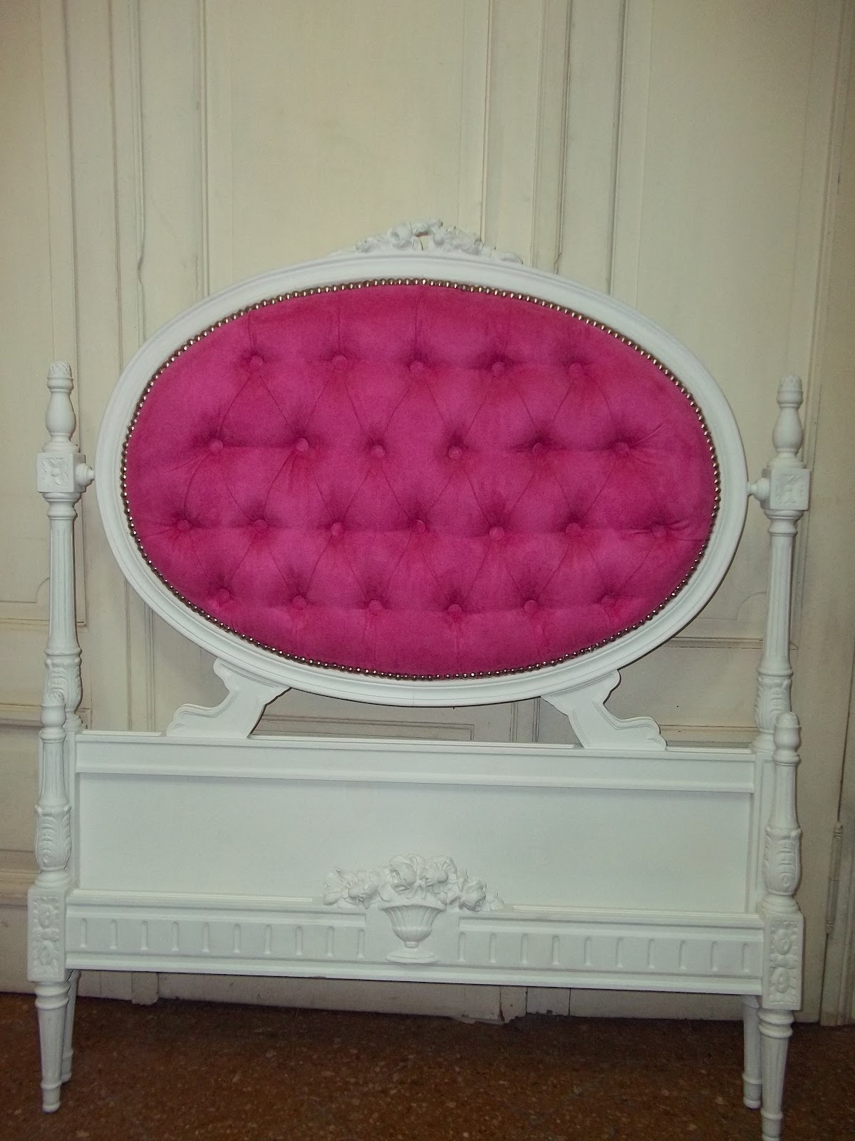 La cabeza de Maria Antonieta: Cama Luis XVI con respaldo ovalado