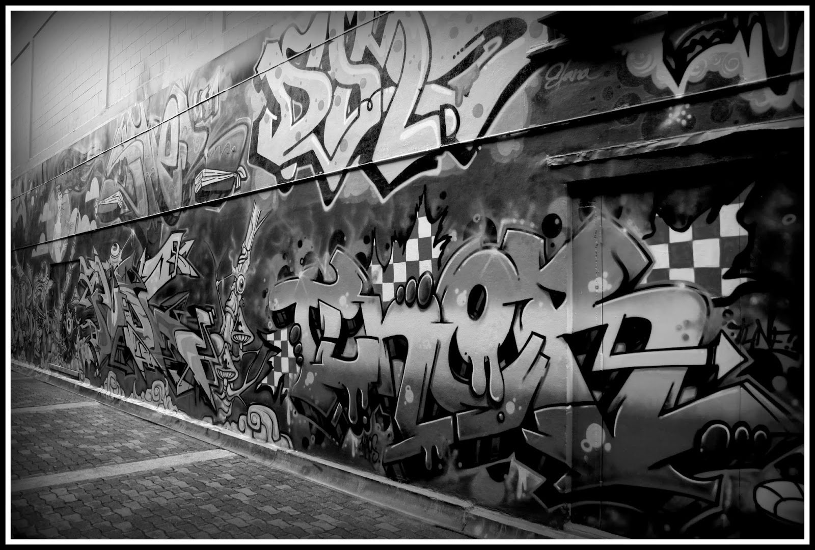 Graffiti Wall: Graffiti wallpaper black and white