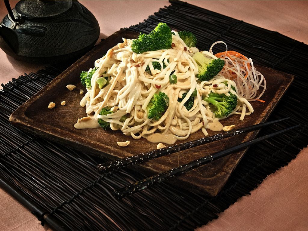 Simple Vegan Recipes Udon Noodles Broccoli Tofu with Spicy Peanut Ginger Sauce