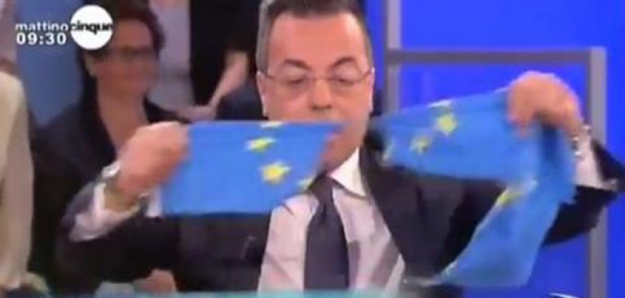 Ιταλός βουλευτής σκίζει τη σημαία της Ε.Ε. και... φυσάει τη μύτη του